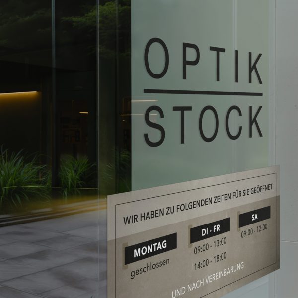 Kunde Optik Stock Eingangstüre – Grafikdesign von Ulrike Hostehradsky im KREATIVSTUDIO München Gestaltung der Eingangstüre aus Glas für den Kunden Optik Stock als Grafikdesign Auftrag durch das KREATIVSTUDIO München