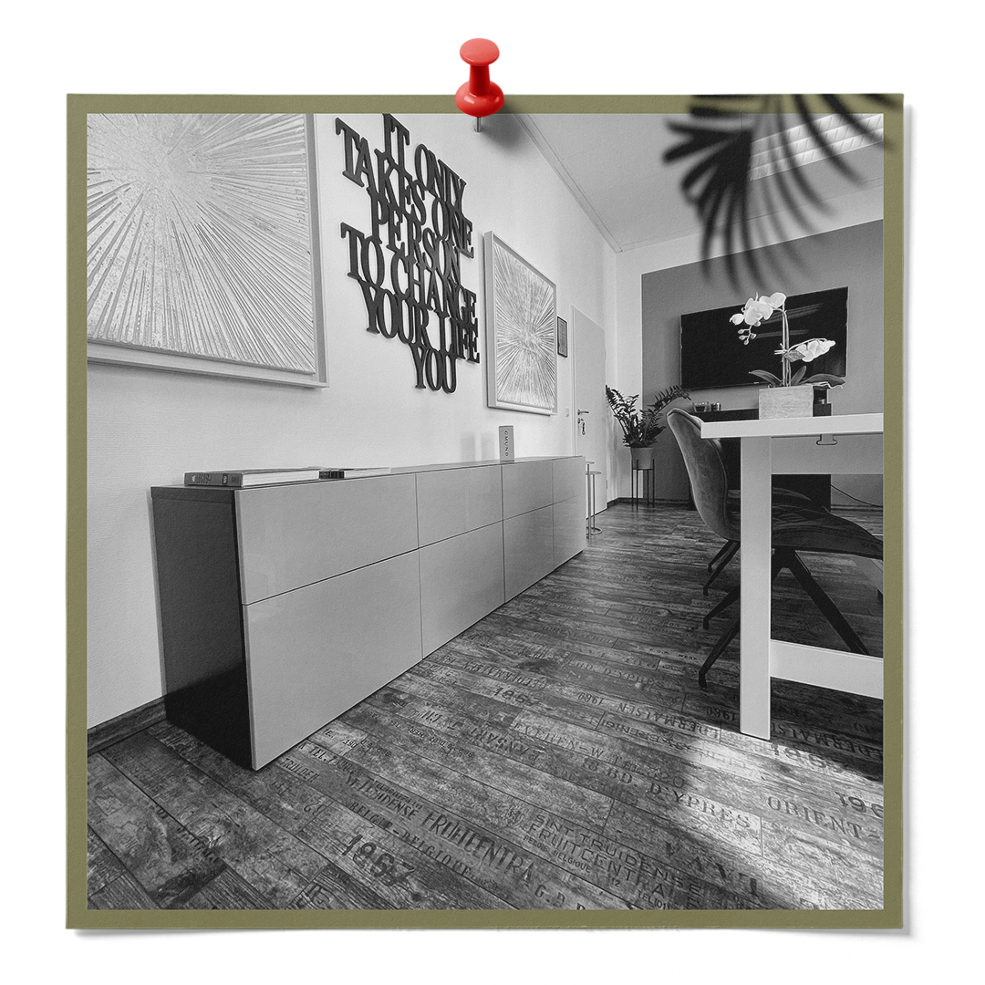 KREATIVSTUDIO München – MedienMANUFAKTUR Arbeitsraum Arbeitsraum im KREATIVSTUDIO München für Branding, Grafik und Webdesign mit klar strukturierter Gestaltung und professioneller Ausstattung