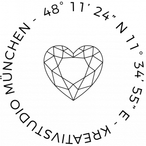 KREATIVSTUDIO München Stempel mit Koordinaten und Herz – Schwarz Stempel KREATIVSTUDIO München mit geografischen Koordinaten und Herzsymbol in schwarzer Gestaltung