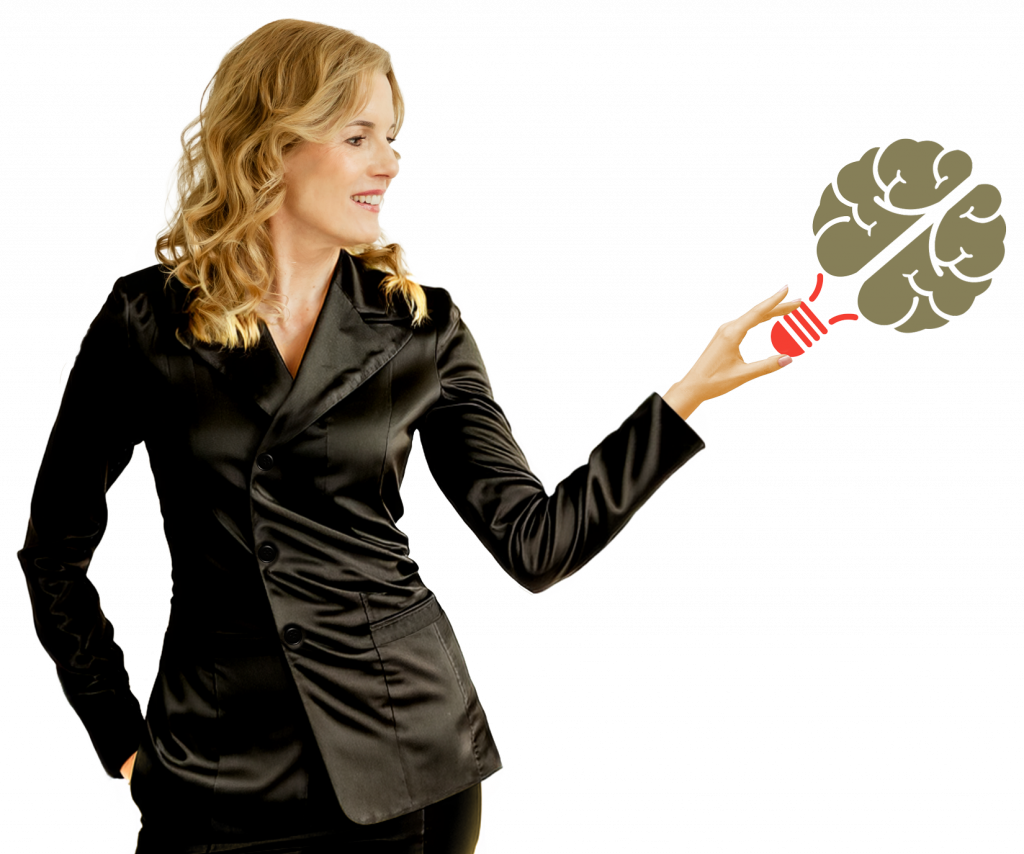 Ulrike Hostehradsky hält eine Glühbirne mit goldener Gehirnform und roter Fassung als Symbol für neurokreatives Arbeiten im KREATIVSTUDIO München